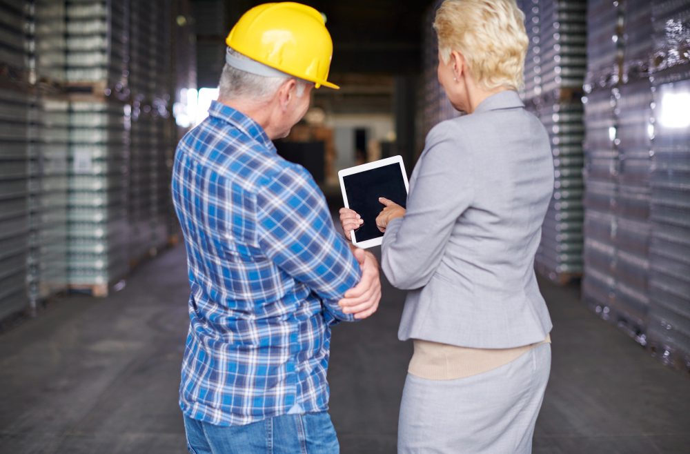 two-people-working-warehouse-min Mobil CRM Ve Saha Çalışanları